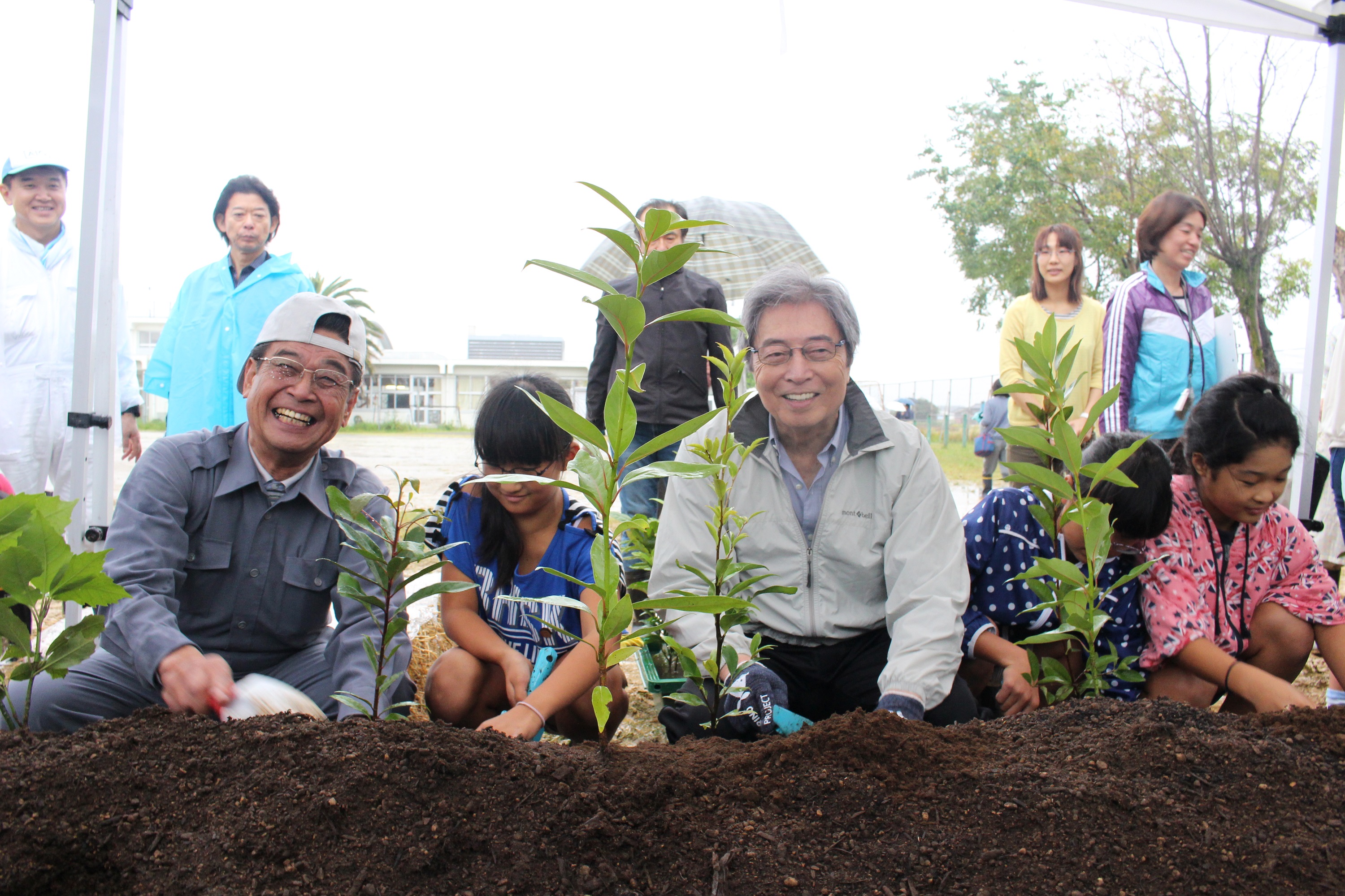 南国市長と細川理事長 笑顔で植樹