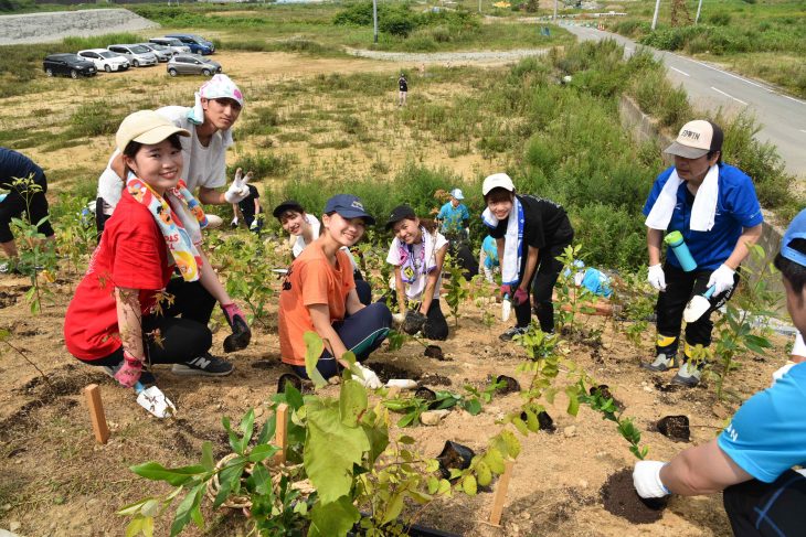 岩手県山田町田の浜開催、いのちを守る森づくりの様子。東京からボランティアに来た学生たち