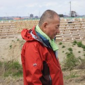 東日本大震災で犠牲となられた方々へのご冥福をお祈りするため、黙とうを捧げます。 宮城県仙台市若林区荒浜植樹祭