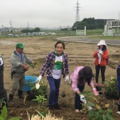 植樹にも積極的に参加してくれたルー大柴さん