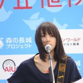 可愛らしいルックスとは裏腹に落ち着いたハスキーボイスの歌声で会場を魅了しました