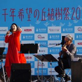 植樹終了後は熱唱を披露してくれました!