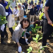 今回が2回目の植樹祭参加となる新山詩織さん