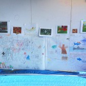 キッズルームの壁に描かれた子供達の絵