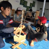 キッズルームにて。頑張って火起こししてます