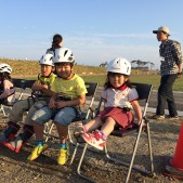 子どもたちに大人気だったクライミング体験、ヘルメットをかぶって準備万端!