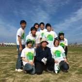 大活躍の学生ボランティアと細川理事長