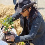 植樹する石井竜也さん 宮城県岩沼市千年希望の丘植樹祭2014