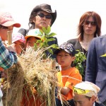 宮脇博士の植樹指導を真剣に聞くみなさま 宮城県岩沼市千年希望の丘植樹祭2014