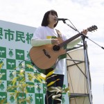 ステージの新山詩織さん