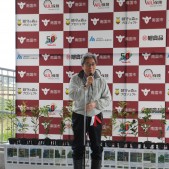 開会式でスピーチをする細川理事長