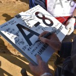 思い出にブロックプラカードに寄書をする