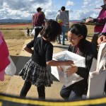 会場で募金活動をする学生ボランティア