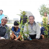 南国市長と細川理事長
笑顔で植樹