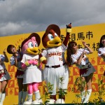 東北ゴールデンエンジェルスと クラッチくん・クラッチーナちゃんのステージパフォーマンス