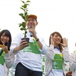 AKB48メンバー 北原里英さん、梅田彩佳さん、高城亜樹さんとロバート キャンベル理事による、樹種の掛け声 南相馬市鎮魂復興市民植樹祭2013