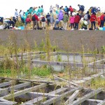 津波に流された跡(写真手前) 南相馬市鎮魂復興市民植樹祭2013