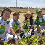 鈴木京香さんとファンの皆さま 宮城県岩沼市千年希望の丘植樹祭2015