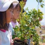 植樹祭に参加した地元の子どもたち 宮城県岩沼市千年希望の丘植樹祭2013