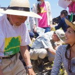 宮脇昭博士と植樹をする山岸舞彩さん 宮城県岩沼市千年希望の丘植樹祭2013