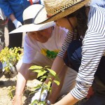 宮脇昭博士と植樹をする山岸舞彩さん 宮城県岩沼市千年希望の丘植樹祭2013
