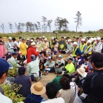 植樹研修を受けているのは、明日の植樹祭で区画リーダーをする地元の皆さま 宮城県岩沼市千年希望の丘植樹祭2013