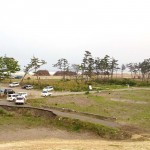 震災後2年が経過した岩沼市の沿岸。流木の瓦礫が積まれている 宮城県岩沼市千年希望の丘植樹祭2013
