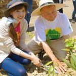 東京FMパーソナリティ高橋万里恵さんも植樹に参加してくれました。 宮城県岩沼市千年希望の丘植樹祭2013