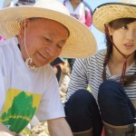 宮脇昭博士と植樹をする山岸舞彩さん 宮城県岩沼市千年希望の丘植樹祭2013