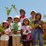 植樹祭に参加してくれた地元の子どもたち 宮城県岩沼市千年希望の丘植樹祭2013