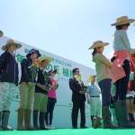 植樹祭に参加してくれた、日テレNEWS ZEROの皆さま。桐谷美玲さんも参加。 宮城県岩沼市千年希望の丘植樹祭2013